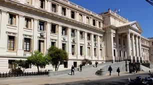 La madre de una niña pidió la supresión del apellido paterno pero el juez lo rechazó