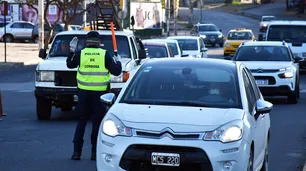 Los trabajadores exceptuados deberán volver a pedir el permiso para circular durante la cuarentena