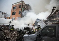 Explosión y derrumbe en un edificio de Manhattan: un muerto