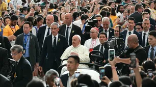 Desde Singapur, el país que aparece en la tapa del último libro de Milei, el papa Francisco pidió un "salario justo" para los migrantes