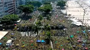 Bolsonaro juntó bastante gente en Copacabana: "En Brasil está en peligro nuestra libertad de expresión"