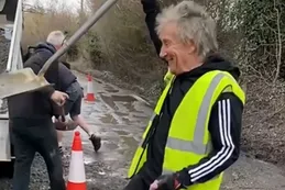 Rod Stewart arregló los baches de su ciudad y lo mostró en sus redes