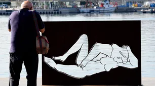 Escándalo en España por esculturas de sexo explícito en la vía pública
