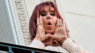 El primer posteo de Cristina Kirchner presa: "¿Puedo salir o no al balcón de mi casa? Parece joda, pero no…"
