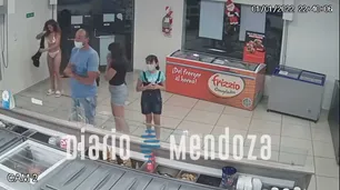 Video: fue a comprar helado sin barbijo, no la quisieron atender y se sacó el vestido para usarlo como tapabocas