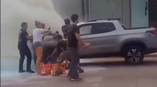 Video: una camioneta se incendió en Pergamino y dos soderos la apagaron a sifonazos