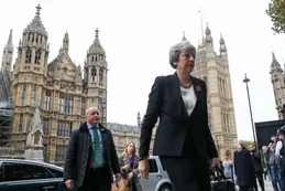 Theresa May afirma que seguirá en su puesto aunque intenten desplazarla