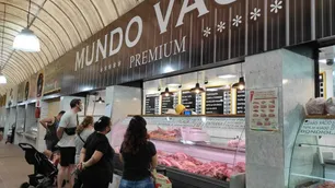 La mesa de fin de año del Mercado Central: tapa de asado a $550, pollo a $160 y huevos a $200 el maple