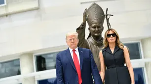 VIDEO | Melania Trump no puede sonreír aunque su marido se lo pida