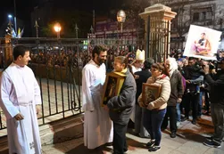 Miles de personas se congregan en la Basílica de San Cayetano