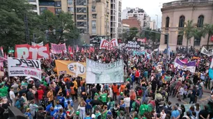 Milei en Córdoba: protestas y cortes marcan su visita a la Fundación Mediterránea