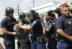 Drama en Europa | Detienen un tren con inmigrantes y los envían a un campo de refugiados