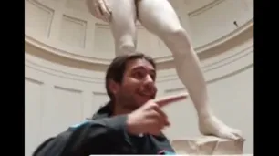 El "David" de Miguel Angel tiene más suerte que La Gioconda: se encadenaron a su reja, pero sin tirarle sopas o tomate