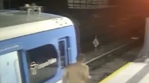 Video | "Terminator" de Moreno se bajó desnudo del tren y corrió por las vías