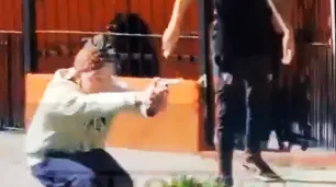 Tenía arresto domiciliario y le disparó a sus vecinos en medio de una discusión: "Estoy zarpado en rocho"
