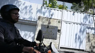 El Gobierno repudió el "hostigamiento" en la embajada de Venezuela tras el corte de luz