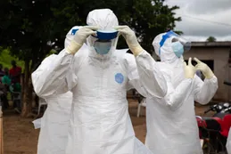 El jefe de la OMS llegó al epicentro del brote de ébola en Congo mientras crece la alerta mundial