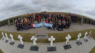 Familiares de soldados caídos en Malvinas viajaron al Cementerio de Darwin y homenajearon a los nuevos identificados