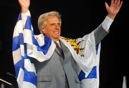 Tabaré Vázquez promete "rediseñar" el futuro de Uruguay