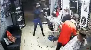 Mientras le cortaban el pelo a los clientes, un motochorro asaltó una barbería