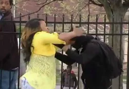 Baltimore: madre reconoció a su hijo en la protesta y lo sacó a los golpes
