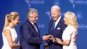 Video: Alberto Fernández le mostró a Biden una foto de su hijo Francisco desde el celular