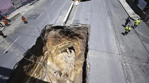Impresionante socavón en Guatemala se "tragó" a un auto y dos mujeres