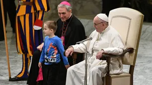 La broma del Papa con un nene que irrumpió en una audiencia: "Es argentino, indisciplinado"