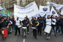 Recrudece el conflicto aceitero y la industria insiste con la conciliación obligatoria: "Es ilegal cortar las plantas"