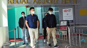 Hong Kong prohíbe vuelos y cierra bares por la amenaza de la variante ómicron