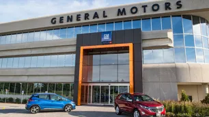 General Motors vende bonos verdes para competir con Tesla en el sector de auto eléctricos