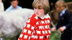 La historia del icónico sweter de ovejas de Lady Di que rompió un récord millonario en una subasta