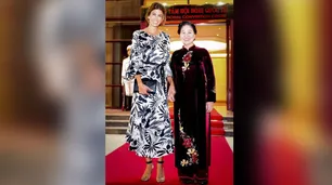 En Vietnam, Juliana Awada usó sus sandalias fetiche de 615 euros
