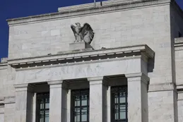 Goldman Sachs y Morgan Stanley divergen en proyecciones de recortes de tasas de la Reserva Federal