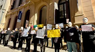 Córdoba: empleados del Tribunal de Cuentas protestaron con máscaras y 'Bella Ciao' por aumento salarial