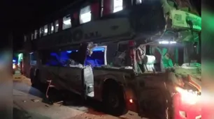 Accidente fatal: un micro chocó con un camión en Jujuy y una pasajera falleció