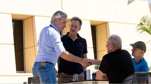 ¿Carlos Sainz a Red Bull?: Christian Horner se reunió con el padre del piloto español y presionan a “Checo” Pérez