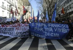 Desalojados del Papa Francisco marcharon por viviendas