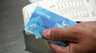 Por la crisis, el Gobierno evalúa aumentar el monto de la Tarjeta Alimentar