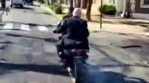 Incidentes en Lomas de Zamora: José Luis Espert abandonó en moto y sin casco la caravana de Milei