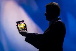 El increíble teléfono plegable de Samsung podría revivir a la industria tecnológica