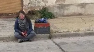 Le sacaron la moto mientras vendía pan casero por la crisis y su foto se volvió viral