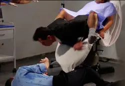 Otro bizarro spot de Bodart muestra el "parto" de Macri y Scioli