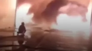 La valentía de los bomberos entre las llamas: "Arden plástico y gasoil, tenemos cuatro líneas de ataque..."