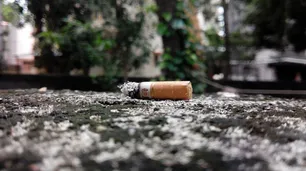 Proponen multar a quienes arrojen colillas de cigarrillos en la vía pública