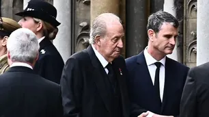 Con Letizia y Sofía, el rey Juan Carlos fue al funeral de Isabel II pese a las advertencias de Sánchez