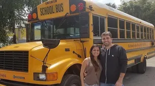 Una pareja remodeló un viejo autobús escolar y recorre el mundo