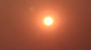 Por qué el sol se vio entre naranja y rojo en el atardecer de este viernes volcánico