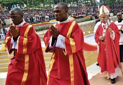 En Uganda, Francisco alzó la bandera del cristianismo africano