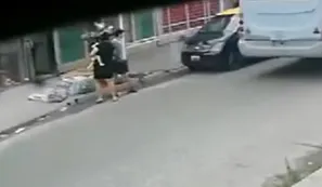 Así taxista atropelló a una mujer con su bebé en brazos y se dio a la fuga